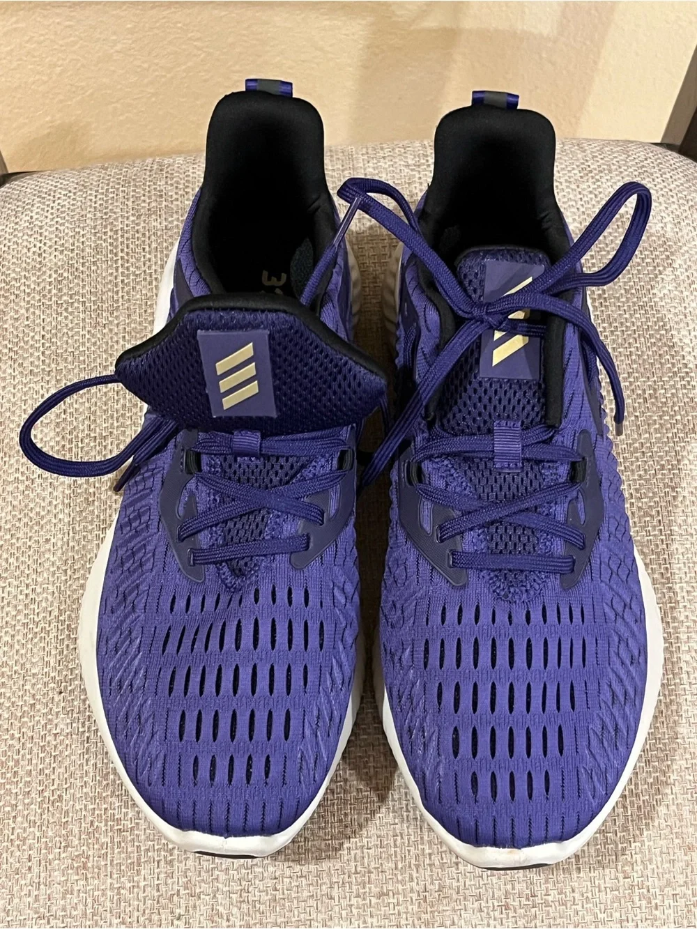Men’s Adidas Alphabounce Plus running shoes. Mesh upper, bounce midsole. 9-9.5